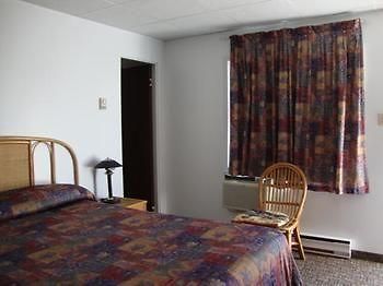 Motel De La Riviere Saint-Félicien Екстериор снимка